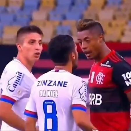 Bruno Henrique, do Flamengo, discute com Ramírez e Danielzinho - Reprodução