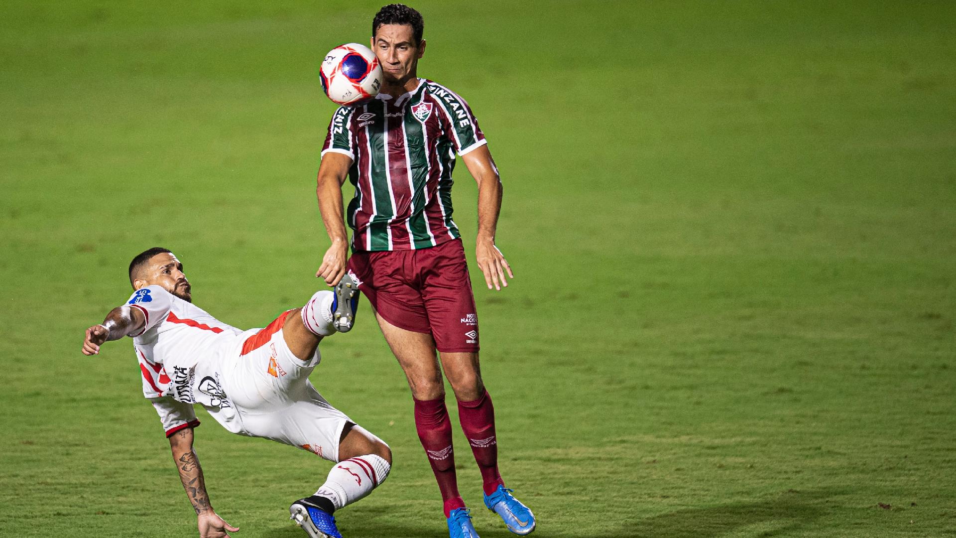 Lucas Lucena e Paulo Henrique Ganso disputam a bola na partida entre Bangu x Fluminense, pelo Campeonato Carioca