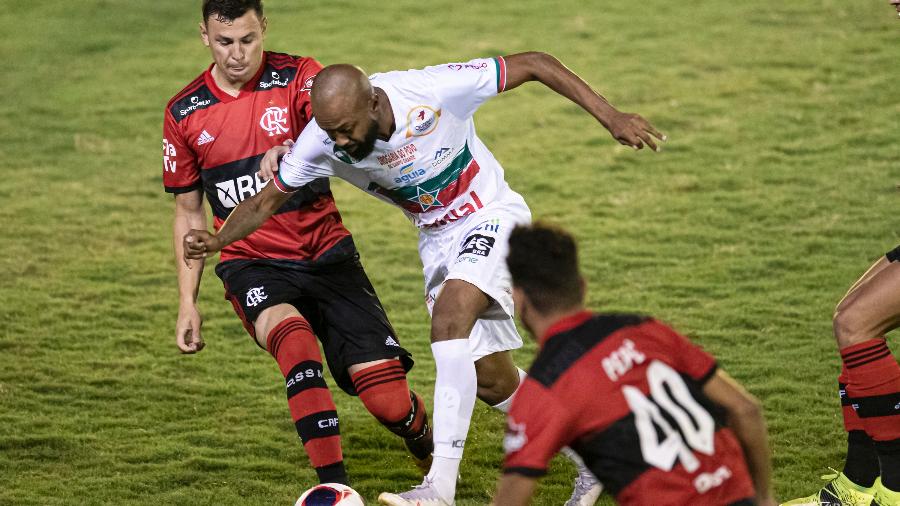 Hugo Moura, do Flamengo, tenta parar Chay, da Portuguesa, pelo Carioca - Jorge Rodrigues/AGIF