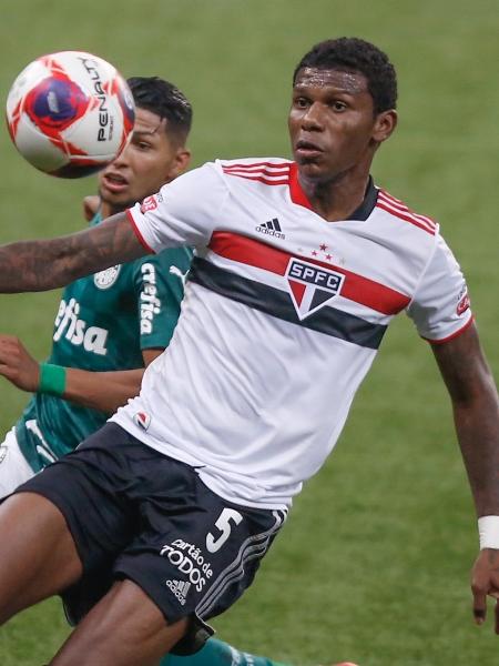 Arboleda, zagueiro do São Paulo, durante jogo contra o Palmeiras - Marcello Zambrana/AGIF