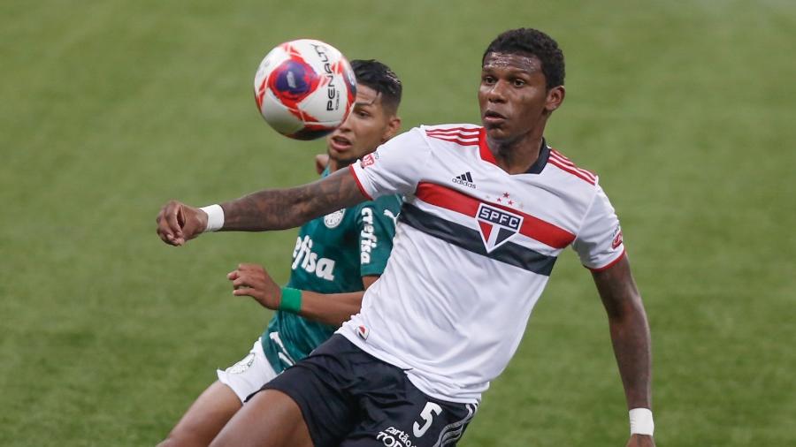 Arboleda, zagueiro do São Paulo, durante jogo contra o Palmeiras - Marcello Zambrana/AGIF