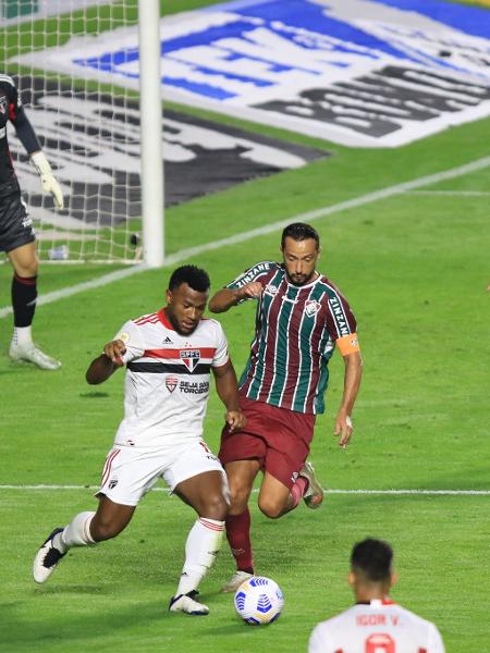 Luan disputa a bola com Nenê no duelo entre São Paulo e Fluminense - Marcello Zambrana/Marcello Zambrana/AGIF