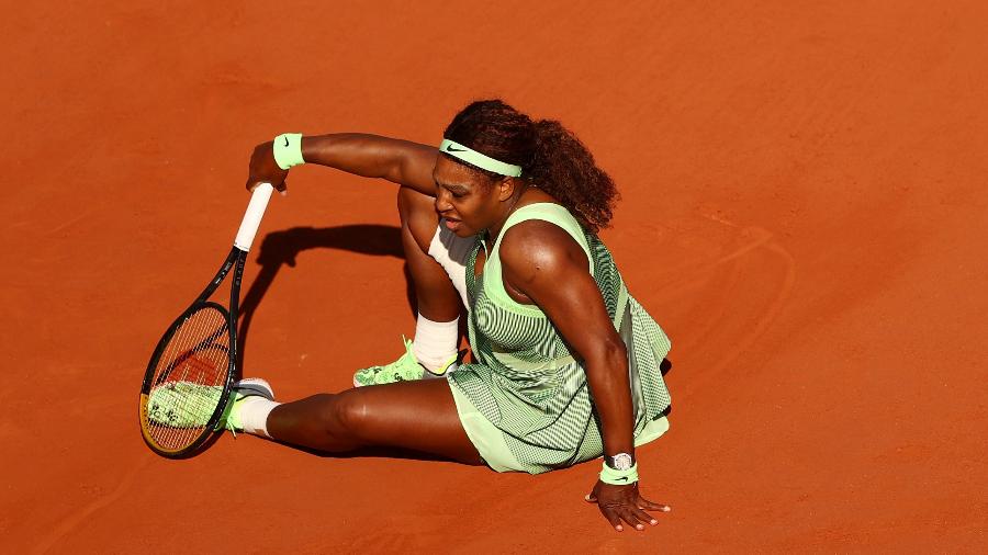 Serena Williams escorrega e cai nas oitavas de final de Roland Garros em 2021 - Getty Images