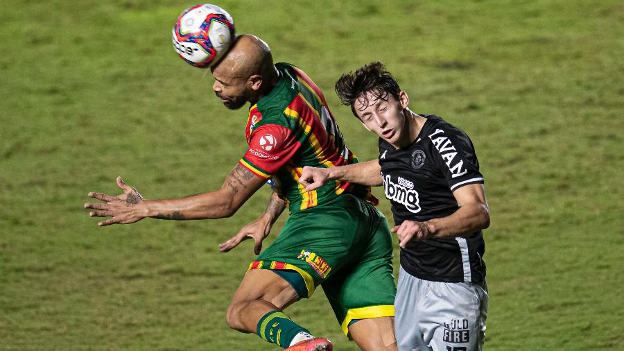 Matias Galarza disputa lance com Paulo Sergio na partida entre Vasco x Sampaio Corrêa  - Jorge Rodrigues/AGIF