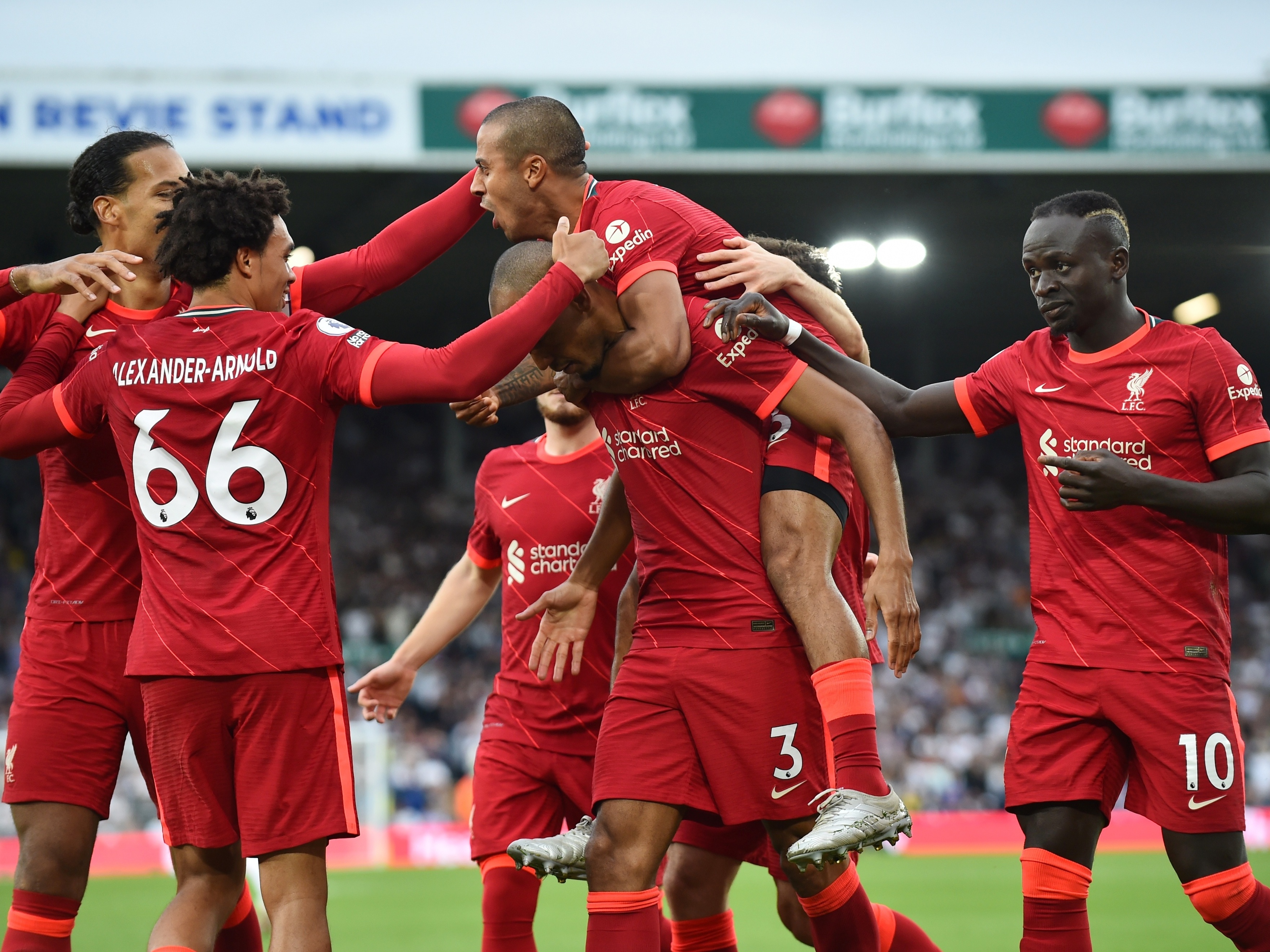 Liverpool assume liderança da Premier League; United leva 'surra' em casa:  veja os resultados do Campeonato Inglês - Lance!
