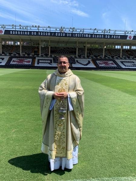 Vascaíno, padre Julinho benze São Januário - Arquivo Pessoal