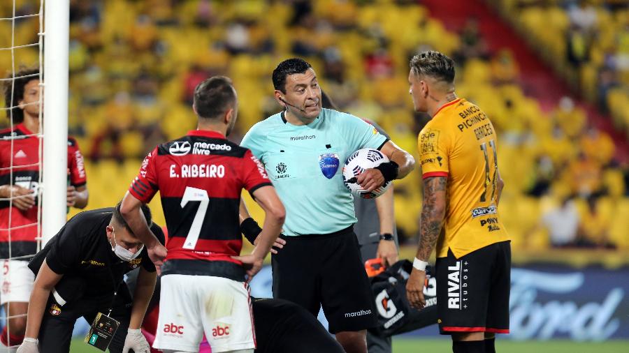 O árbitro chileno Tobar conversa com jogadores de Flamengo e BArcelona-EQU - Staff Images / CONMEBOL
