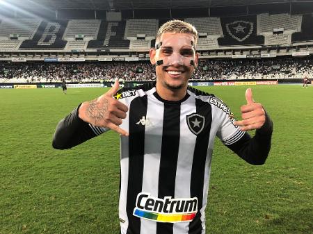  Navarro com a camisa do Botafogo
