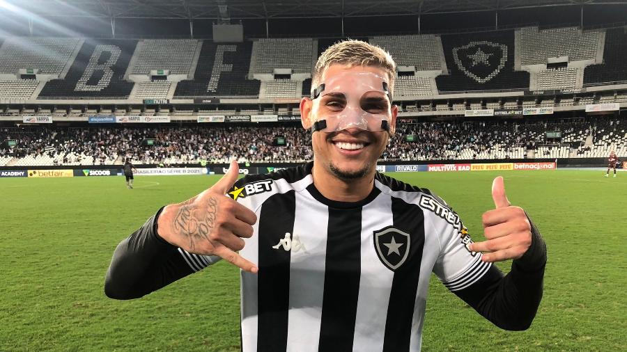 Rafael Navarro tem atuado no Botafogo com uma máscara de proteção no rosto por ter sofrido pancada no local - Twitter do Botafogo