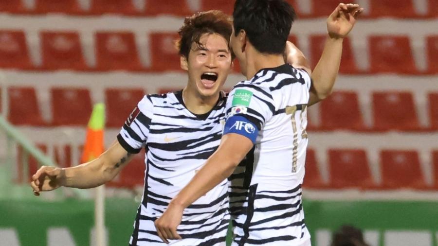 Jogadores da Coreia do Sul comemoram gol marcado na partida contra a Síria, que garantiu a classificação para a Copa do Mundo de 2022 - Karim Sahib/AFP