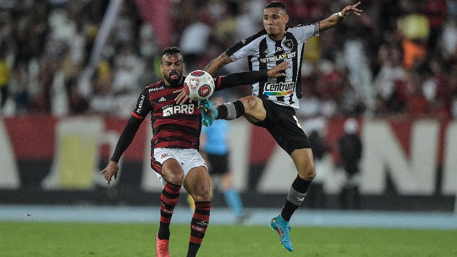 Fabricio Bruno, do Flamengo, disputa bola com Luiz Fernando, do Botafogo, em clássico no Carioca - THIAGO RIBEIRO/AGIF - AGÊNCIA DE FOTOGRAFIA/AGIF - AGÊNCIA DE FOTOGRAFIA/ESTADÃO CONTEÚDO