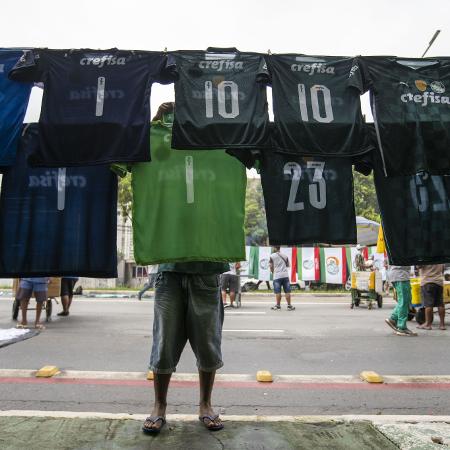 Venda de camisas do Palmeiras no entorno do Allianz Parque - André Porto/UOL