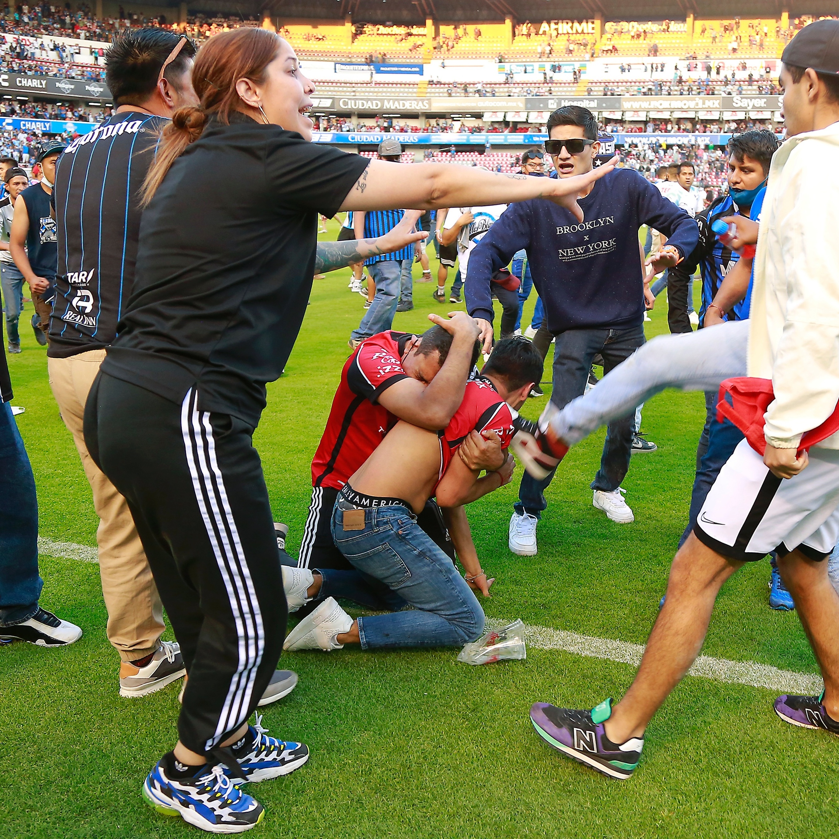 Briga generalizada em estádio no México deixa mais de vinte