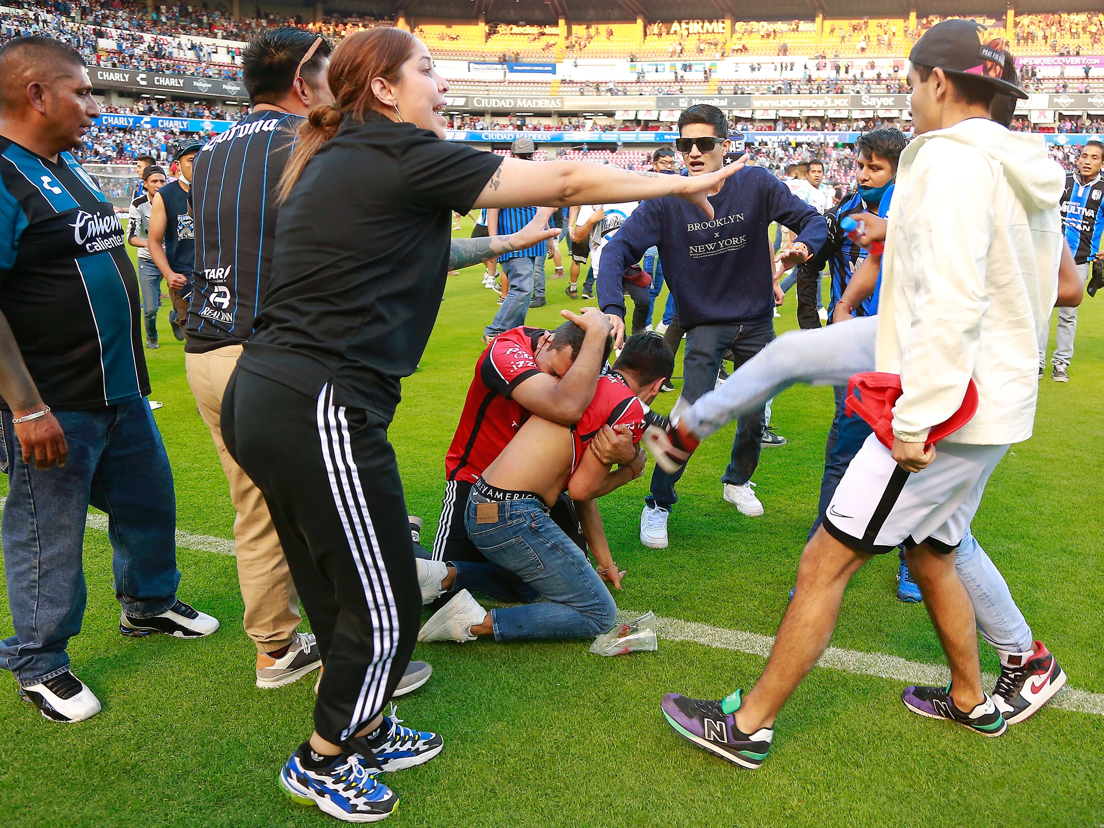 Batalha entre torcedores de Querétaro e Atlas deixa feridos no México; três  estão em estado grave, futebol internacional