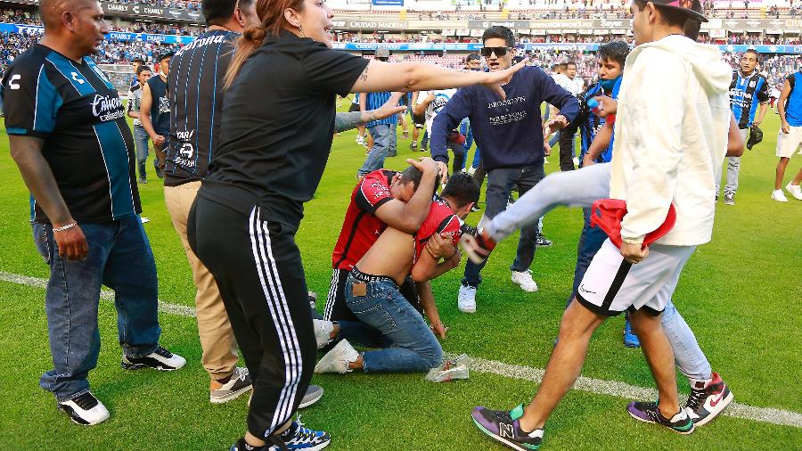 Torcedores do Atlas são chutados por rivais do Querétaro - Cesar Gomez/Jam Media/Getty Images