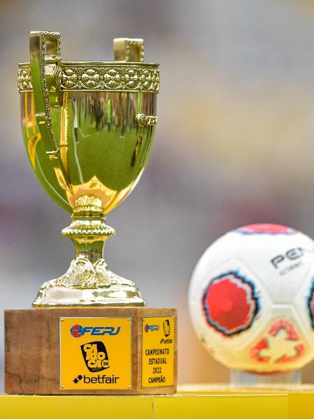 A taça do Campeonato Carioca antes da partida entre Fluminense e Flamengo no estádio Maracana  - Thiago Ribeiro/Thiago Ribeiro/AGIF