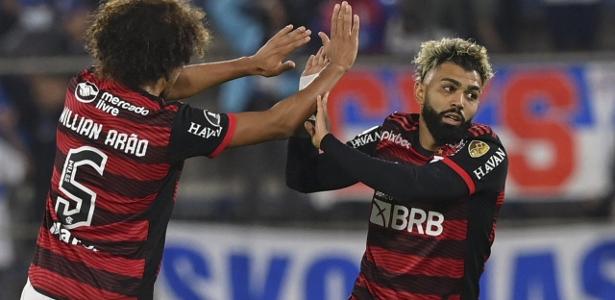 Gabigol comemora com Willian Arão gol na partida entre U. Catolica e Flamengo