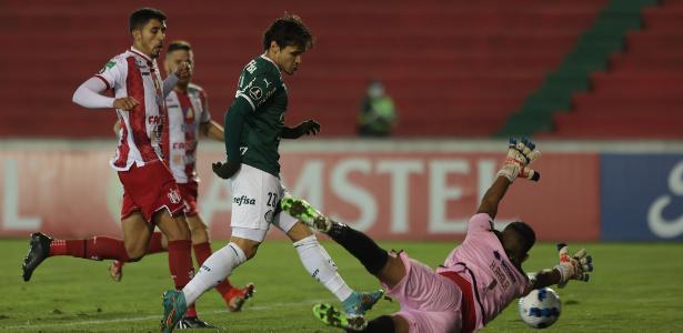 Raphael Veiga, do Palmeiras, faz seu segundo gol diante do Independiente Petrolero, pela Libertadores