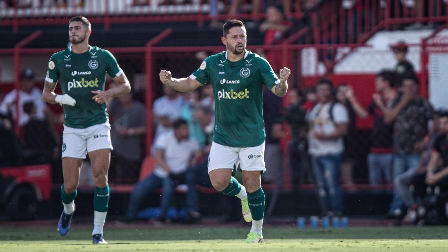 Elvis, do Goiás, comemora gol sobre o Atlético-GO pelo Brasileirão - Heber Gomes/AGIF