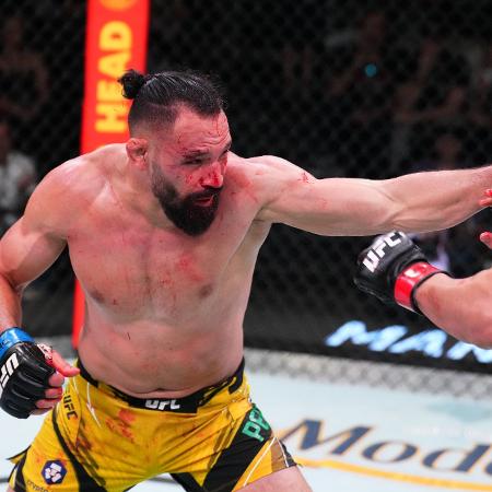 Michel Pereira atinge um golpe em Santiago Ponzinibbio no UFC Vegas - Chris Unger/Zuffa LLC/Getty