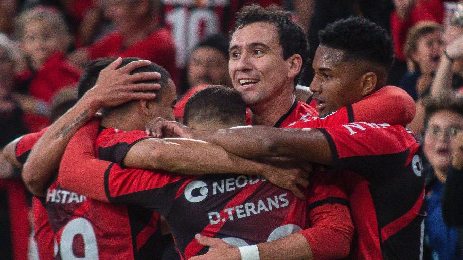 Jogadores do Athletico-PR comemoram gol contra o Caracas pela Libertadores - Gabriel Machado/AGIF