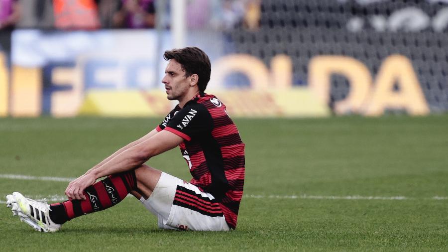 Rodrigo Caio, do Flamengo, sente e é substituído na primeira etapa da partida contra o Corinthians no Brasileirão - Ettore Chiereguini/AGIF