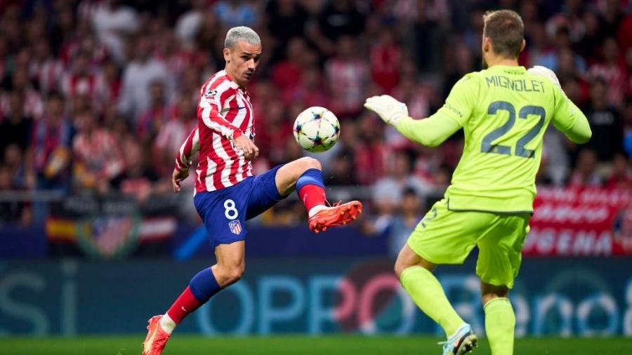 Antoine Griezmann e Simon Mignolet em ação na partida entre Atlético de Madrid e Club Brugge, pela fase de grupos da Liga dos Campeões - Diego Souto/Getty