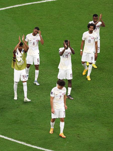Jogadores do Qatar agradecem torcida por apoio durante a derrota por 2 a 0 para a Holanda, na Copa do Mundo. - Richard Heathcote/Getty Images