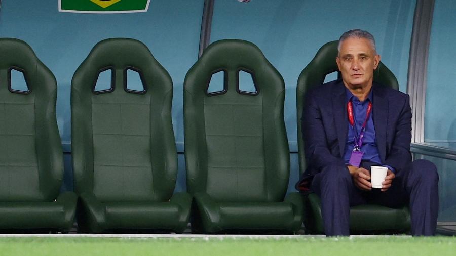 Tite, sozinho no banco de reservas, durante a partida entre Brasil e Croácia pelas quartas de final da Copa do Qatar - HANNAH MCKAY/REUTERS