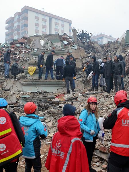 Equipe de resgate procura pessoas desaparecidas após terremotos na Turquia - Kemal Ceylan/Anadolu Agency via Getty Images