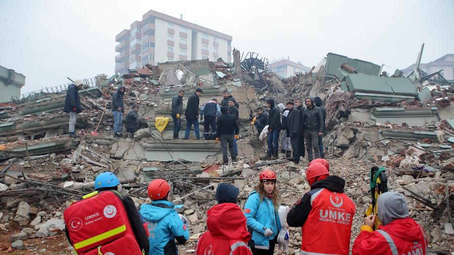 Equipe de resgate procura pessoas desaparecidas após terremotos na Turquia - Kemal Ceylan/Anadolu Agency via Getty Images