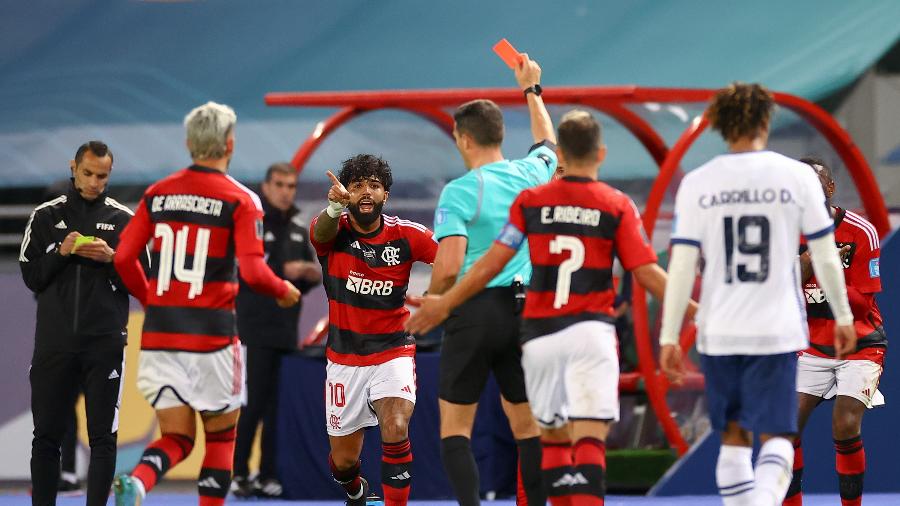 Gerson recebe cartão vermelho após pisão em Vietto, na partida entre Flamengo e Al Hilal - Michael Steele/Getty Images