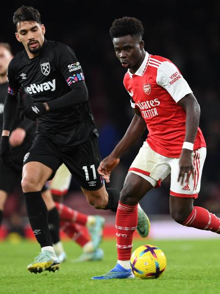 Lucas Paquetá, do West Ham, e Bukayo Saka, do Arsenal, em partida pelo Campeonato Inglês. - Stuart MacFarlane/Arsenal FC via Getty Images