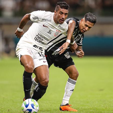 Paulinho em ação pelo Corinthians na partida contra o Atlético-MG, válida pela Copa do Brasil