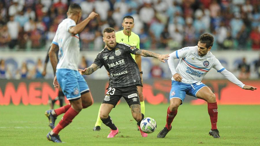 Lucas Lima disputa a bola em Bahia x Santos, duelo das oitavas da Copa do Brasil - Jhony Pinho/AGIF