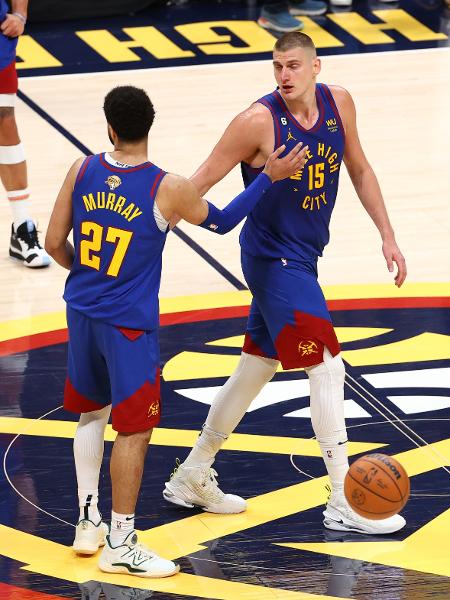 Nikola Jokic e Jamal Murray, jogadores do Denver Nuggets, na Ball Arena - Jamie Schwaberow/Getty Images