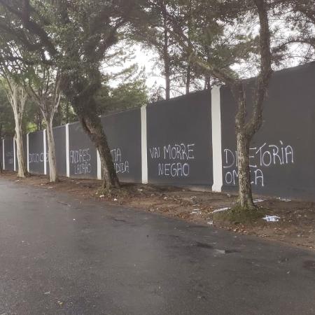 Parque São Jorge é pichado em véspera das eleições no Corinthians