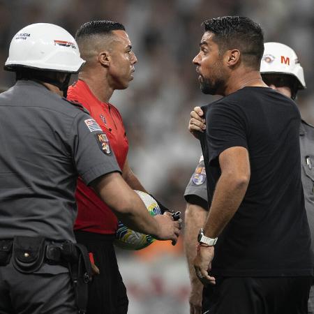 O técnico António Oliveira reclama com o árbitro Yuri Elino Ferreira no jogo contra o Atlético-MG, pelo Brasileirão