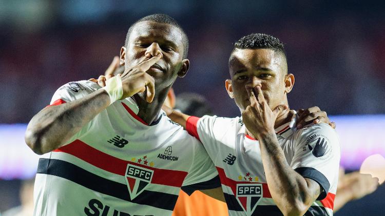 Arboleda, do São Paulo, comemora seu gol contra o Fluminense
