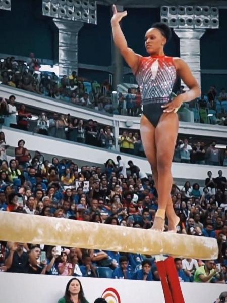 23.jun.2024 - Rebeca Andrade se apresenta na final de trave do Troféu Brasil de ginástica artística