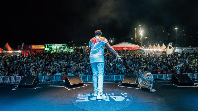Xande de Pilares agitou o público com show na Fan Fest de Copacabana antes de Brasil e Costa Rica