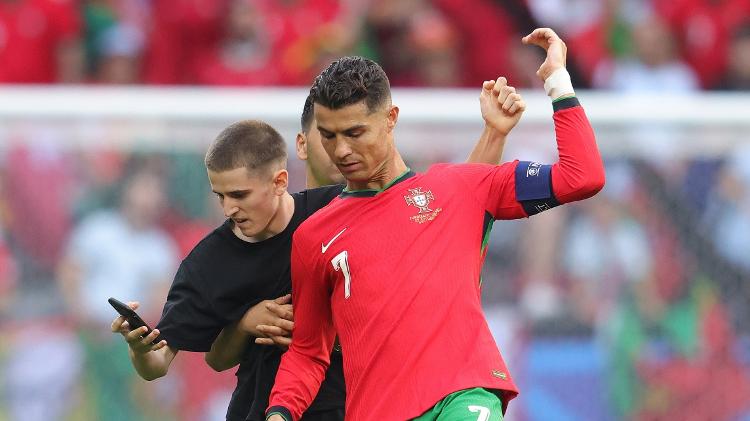Torcedor invade Turquia x Portugal, na Eurocopa, para tentar tirar foto com Cristiano Ronaldo