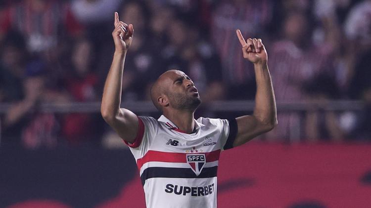 Lucas, do São Paulo, celebra gol marcado sobre o Grêmio