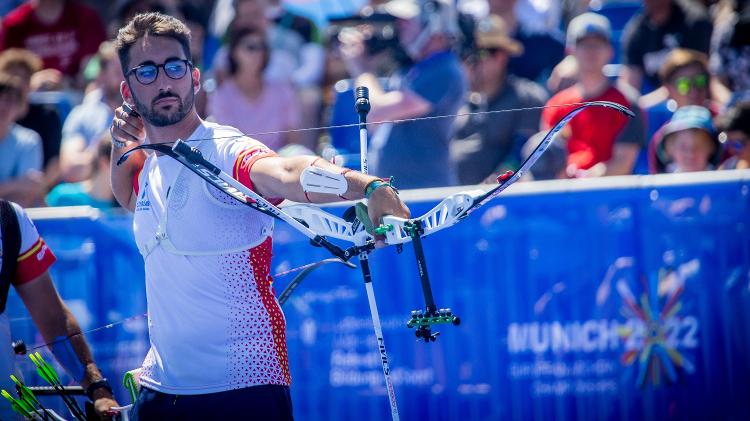 Pablo Acha, da Espanha, durante competição do tiro com arco na Alemanha