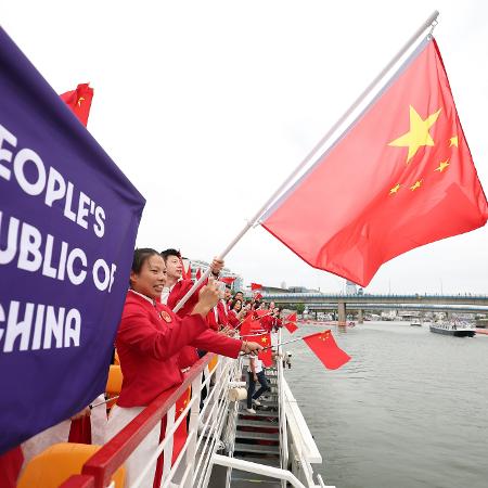 Barco com atletas da China passa pelo rio Sena durante cerimônia de abertura das Olimpíadas