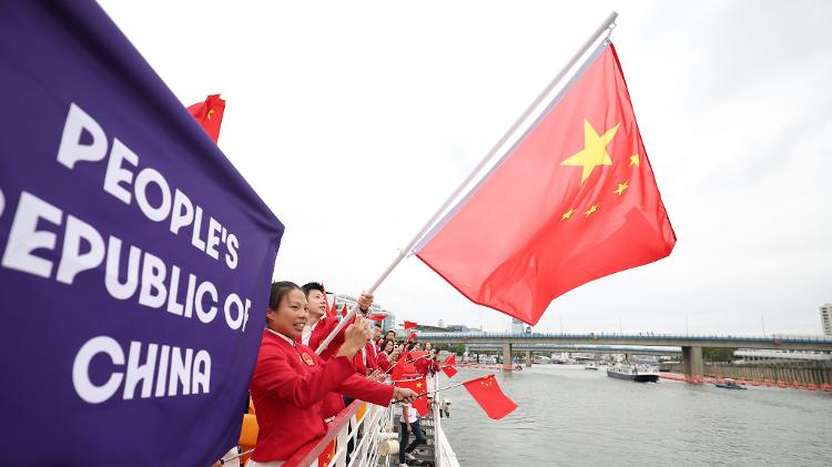 Barco com atletas da China passa pelo rio Sena durante cerimônia de abertura das Olimpíadas