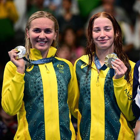 Mollie O'Callaghan (d) e Ariarne Titmus (e) fizeram dobradinha australiana no pódio dos 200m livre 