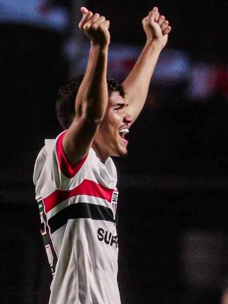 William Gomes comemora gol marcado pelo São Paulo contra o Vitória, pelo Brasileirão