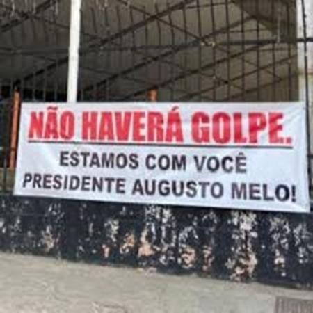 Faixa de apoio a Augusto Melo, presidente do Corinthians