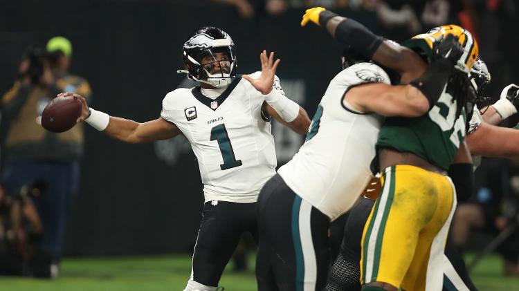 Jalen Hurts, do Philadelphia Eagles, tenta passa durante jogo contra o Green Bay Packers, pela NFL, no Brasil